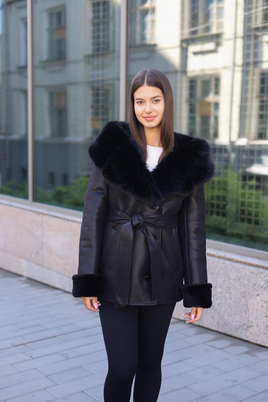 Зимова жіноча коротка чорна дублянка з хутром на капюшоні, фото 1