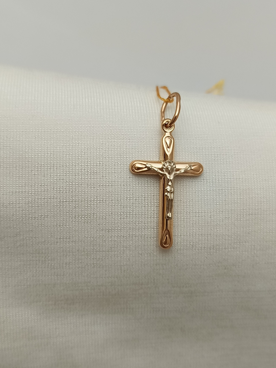Золотий хрестик із розп'яттям