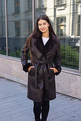 Зимова жіноча дублянка з відкладним коміром і поясом шоколадного кольору