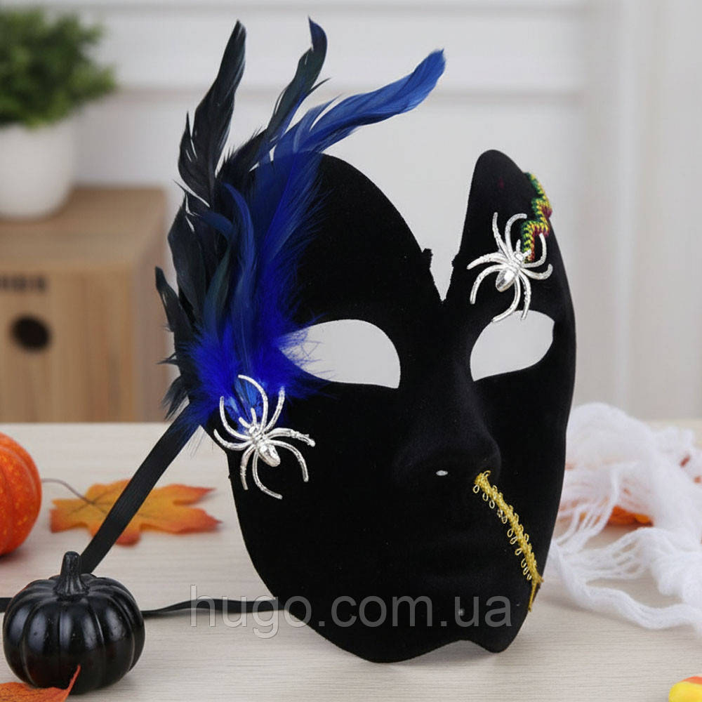 Карнавальна маска з пером та павуками 19х15.5см / Оксамитова маска на Хелловін / Косплей маска маскарадна, фото 1