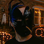 Карнавальна маска з пером та павуками 19х15.5см / Оксамитова маска на Хелловін / Косплей маска маскарадна, фото 9