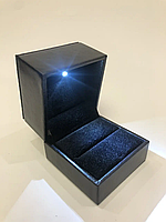 Футляр для кільця шкіряний з LED-підсвіткою 56×56×48 мм, подарункова коробочка для прикрас