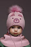 Дитячий набір пудровий для дівчинки 1 2 3 роки: тепла зимова шапка на флісі з помпоном та шарф-хомут снуд пудра, фото 10