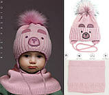 Дитячий набір пудровий для дівчинки 1 2 3 роки: тепла зимова шапка на флісі з помпоном та шарф-хомут снуд пудра, фото 8
