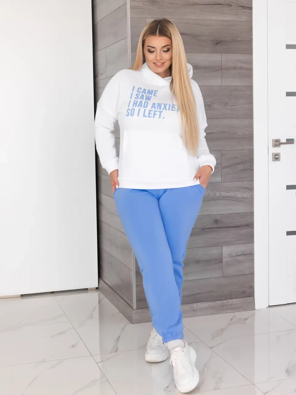 Жіночий спортивний костюм брюки блакитного кольору і білий світшот з написом