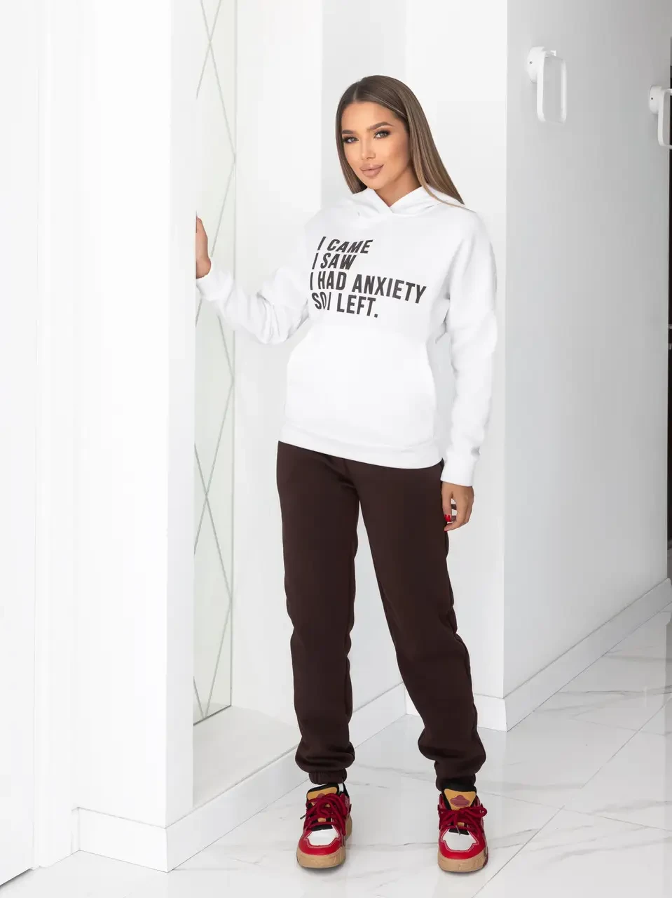 Спортивний жіночий костюм утеплені на флісі чорні штани і білий світшот, фото 1