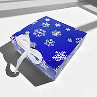 Коробка подарункова зі стрічкою (170х170х60мм.) синя з білими сніжинками