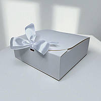 Коробка подарункова зі стрічкою (170х170х60мм.) біла