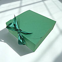 Коробка подарункова зі стрічкою (170х170х60мм.) зелена