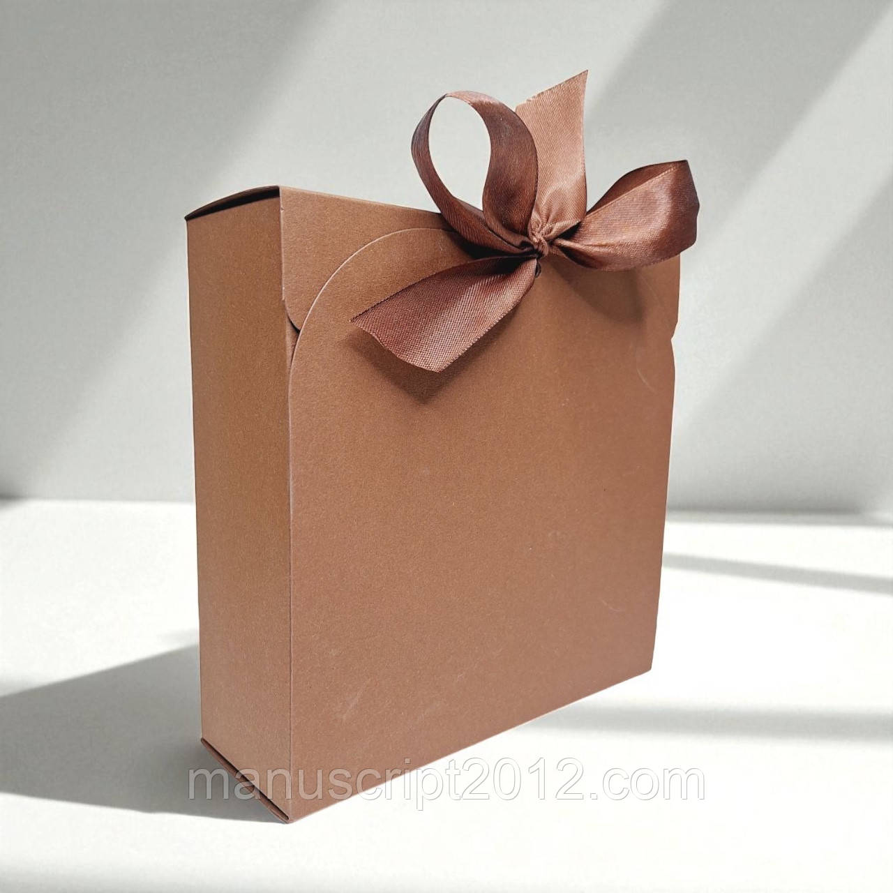 Коробка подарункова зі стрічкою (170х170х60мм.) коричнева, фото 1