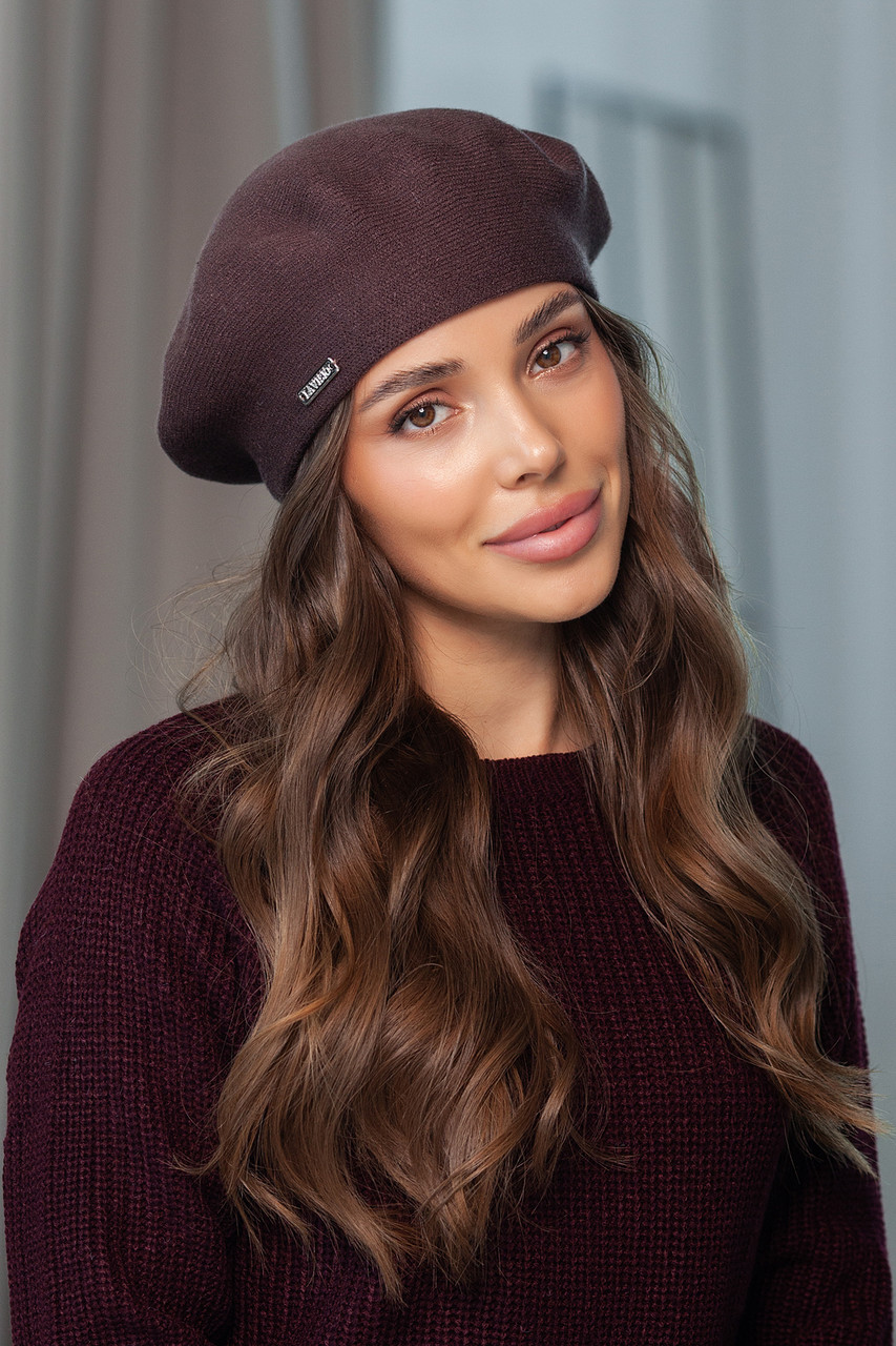 Жіночий в'язаний берет «Віола» колір шоколад