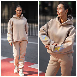 Жіночий бежевий спортивний теплий костюм на флісі з патріотичною вишивкою