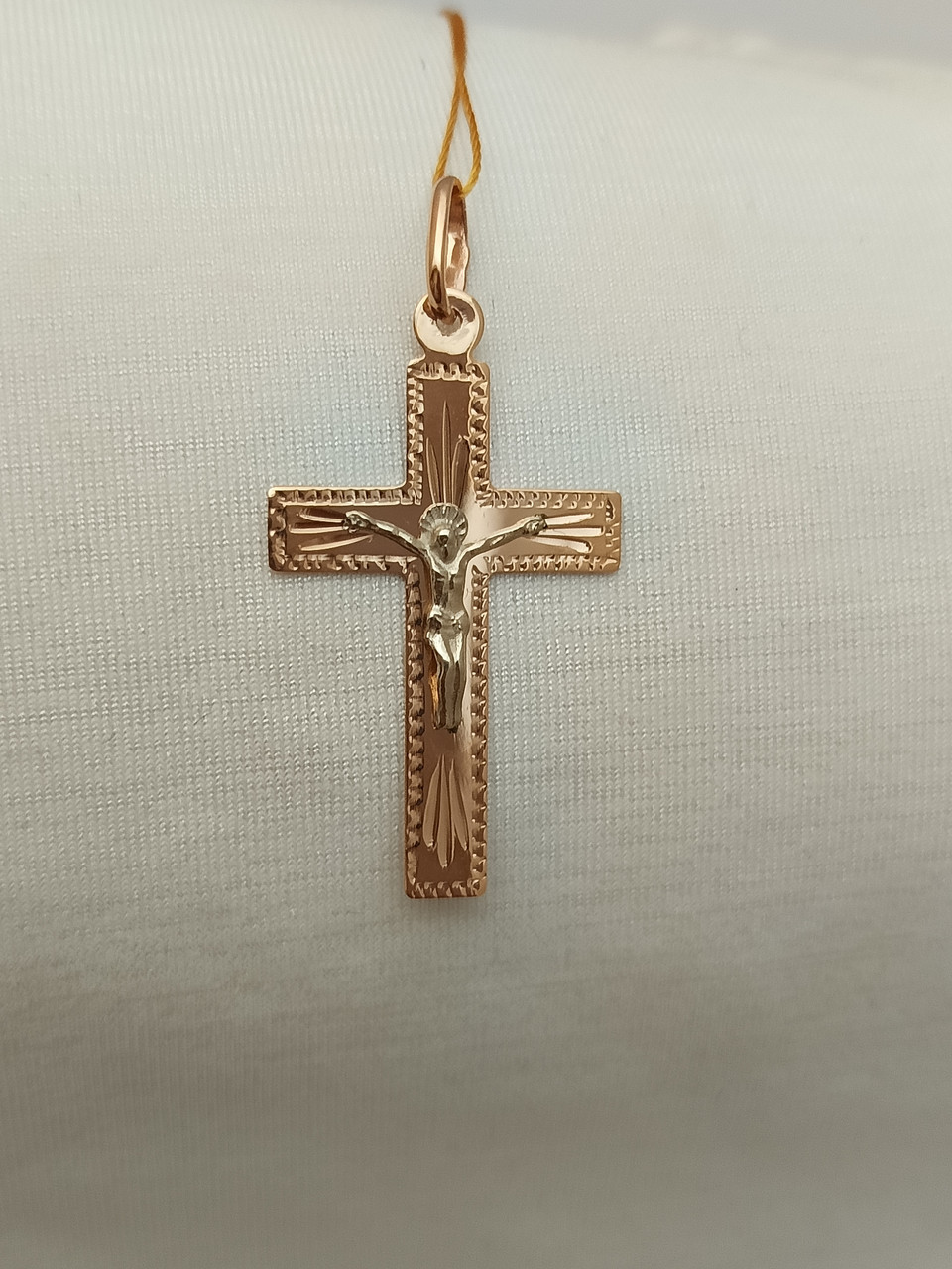 Золотий хрестик із розп'яттям
