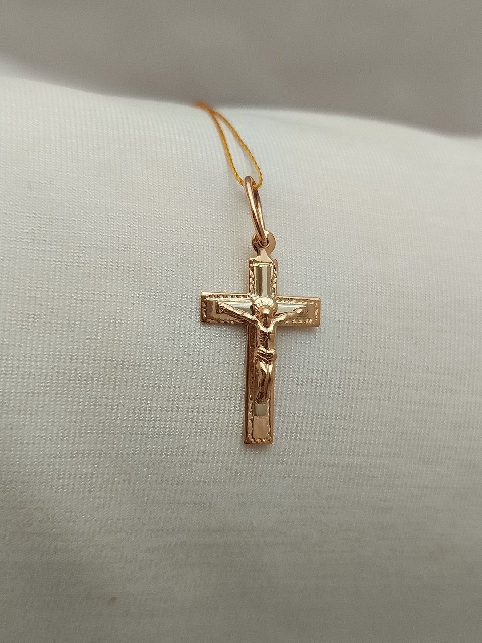 Золотий хрестик із розп'яттям