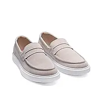 Замшеві чоловічі лофери бежевого кольору на білій підошві