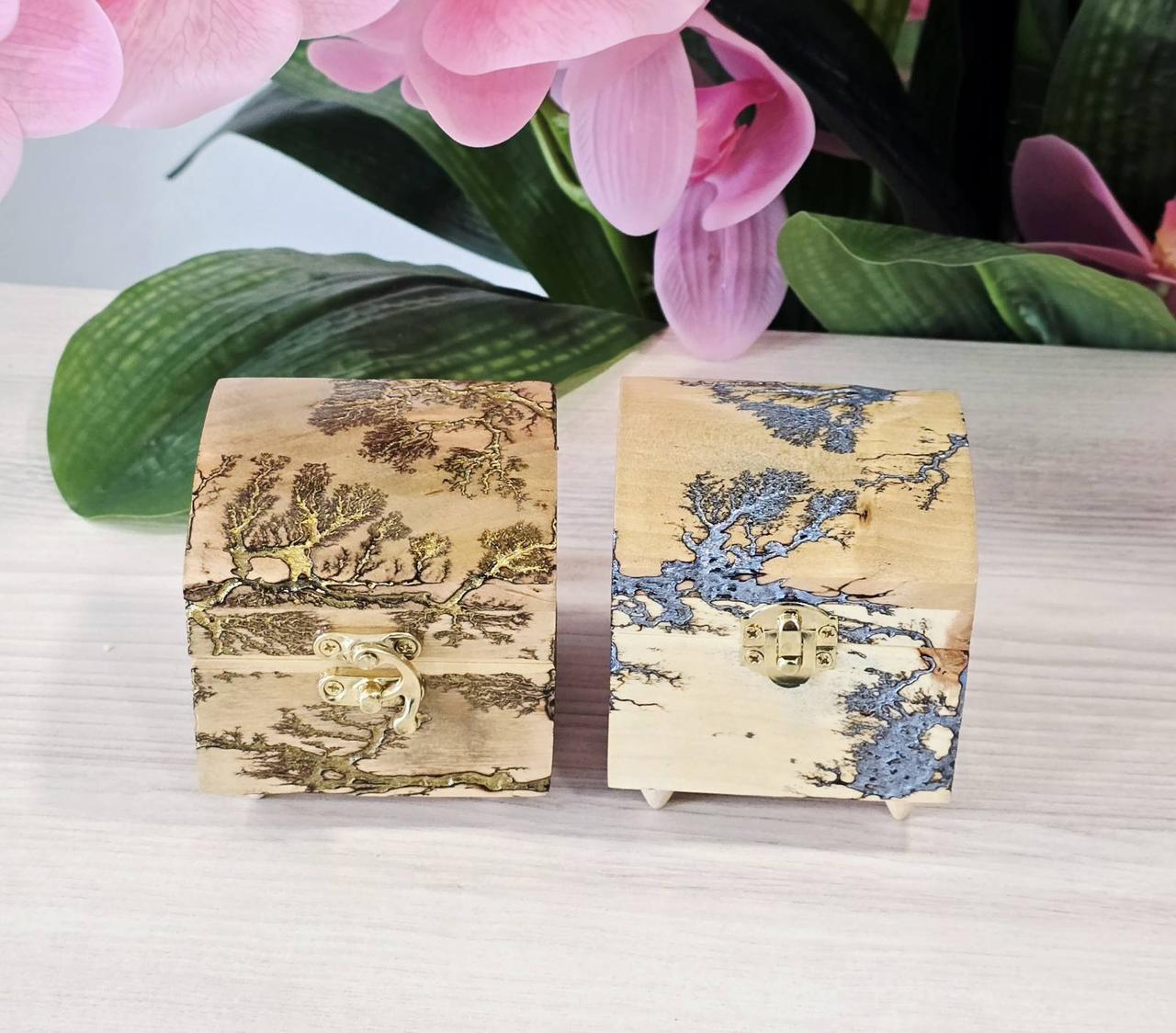 Красива дерев'яна шкатулка