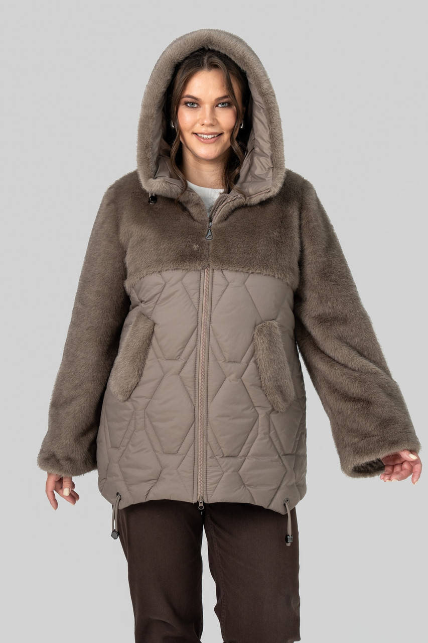 Красива світла жіноча шубка зі штучним хутром