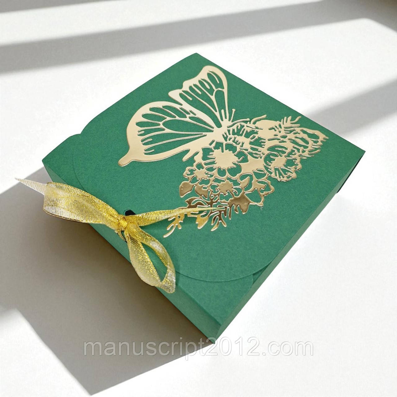 Коробка подарункова зі стрічкою (170х170х60мм.) зелена з золотим метеликом