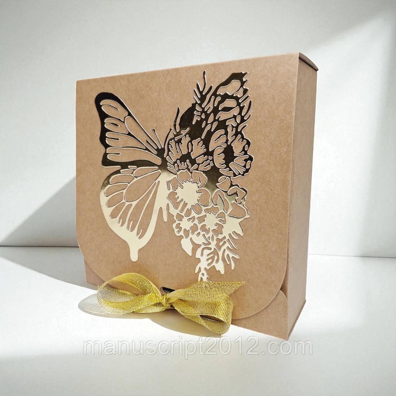 Коробка подарункова зі стрічкою (170х170х60мм.) крафт з золотим метеликом