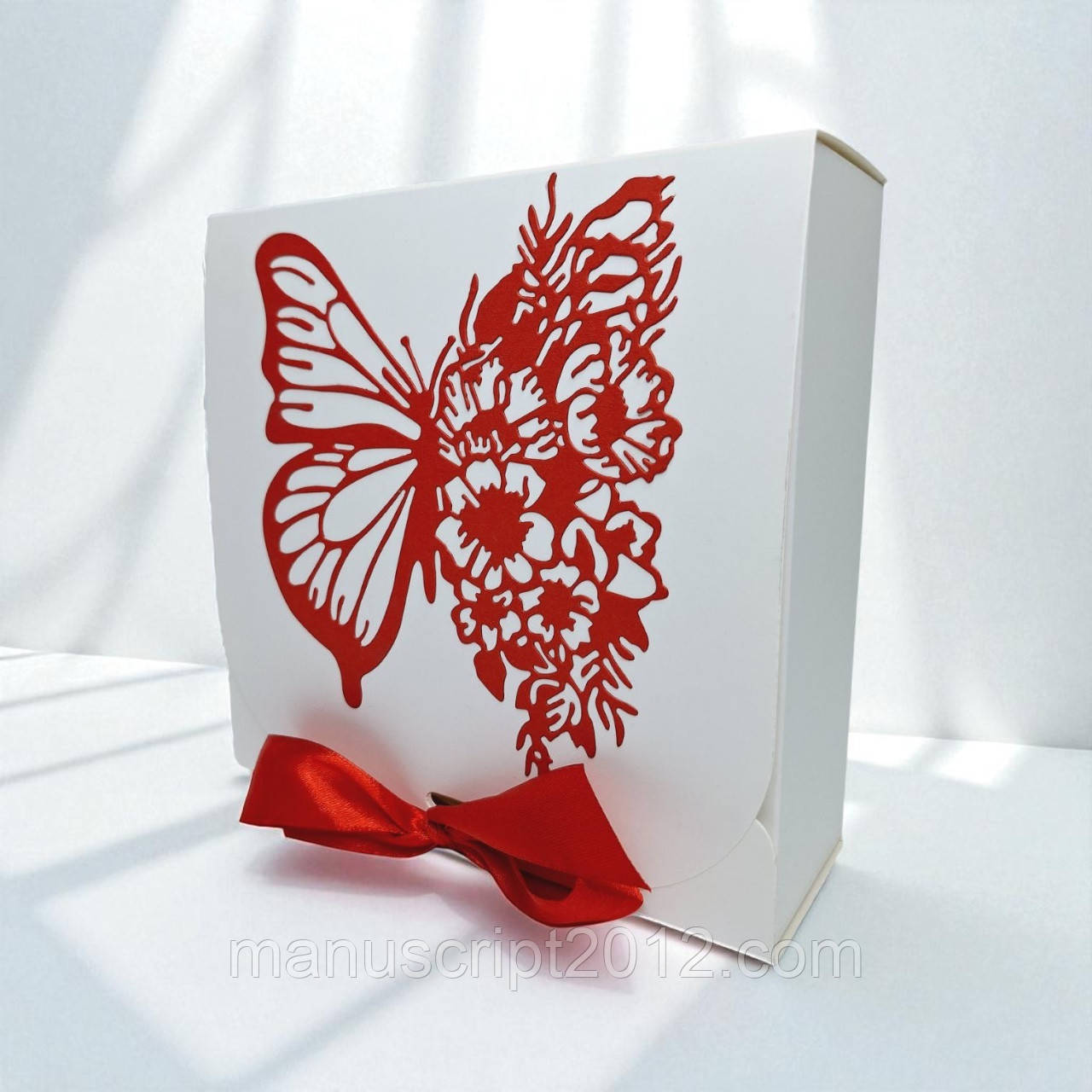 Коробка подарункова зі стрічкою (170х170х60мм.) біла з червоним метеликом