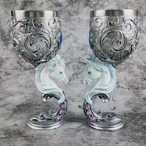 Середньовічний ретро кубок келих для вина в готичному стилі в 3D зображенні Коня