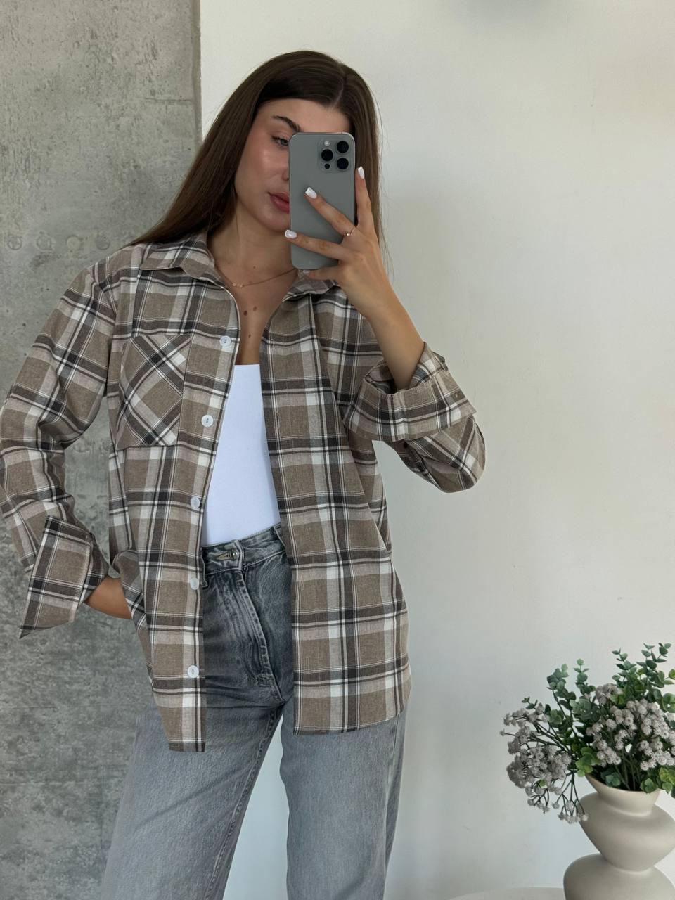 Стильна жіноча вільна бежева фланелева сорочка оверсайз у клітинку на ґудзиках, картата сорочка, фото 1