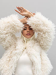 Модна актуальна біла жіноча коротка пухнаста тепла шубка з екохутра лами