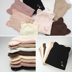 Підліткова зимова в’язана шапка для дівчинки Пірсинг з відворотом на флісі зі стильним декором розмір 54 56