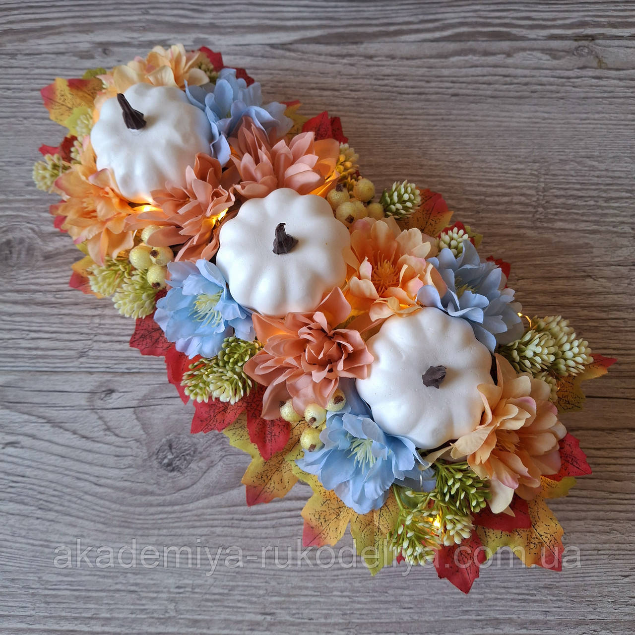 Осіння композиція з білими гарбузом, квітами, білим хмелем і ягодами., фото 1