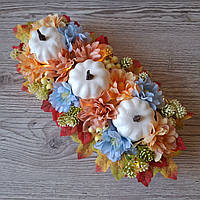 Осіння композиція з білими гарбузом, квітами, білим хмелем і ягодами.