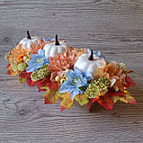 Осіння композиція з білими гарбузом, квітами, білим хмелем і ягодами., фото 2