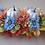 Осіння композиція з білими гарбузом, квітами, білим хмелем і ягодами., фото 4