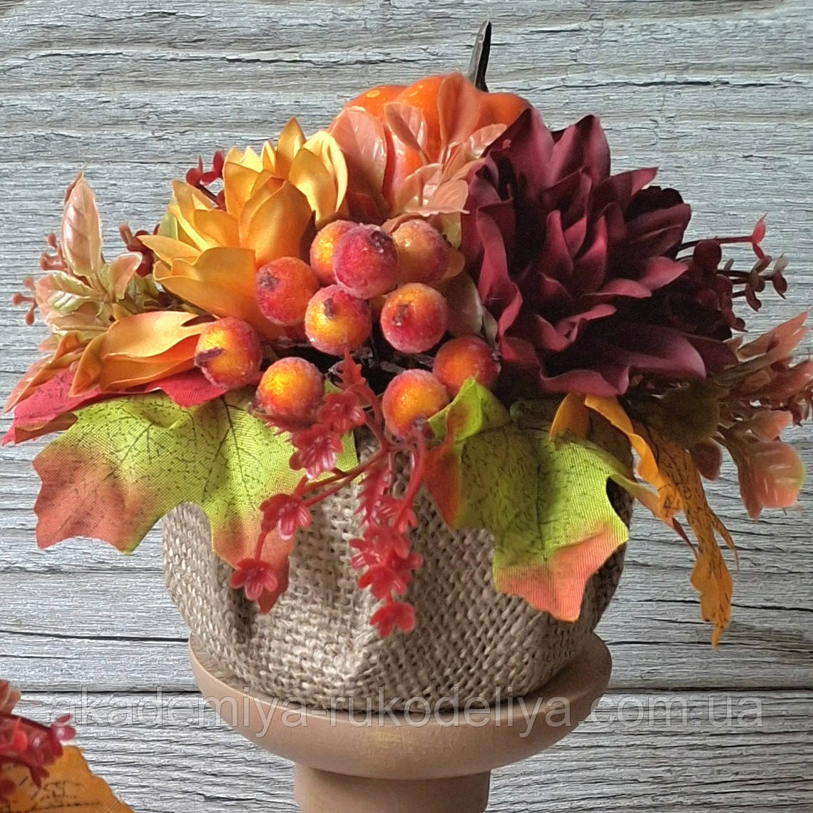 Осіння композиція з жовтогарячого гарбуза, гергінами та ягодами., фото 1