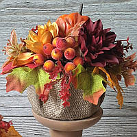 Осіння композиція з жовтогарячого гарбуза, гергінами та ягодами.