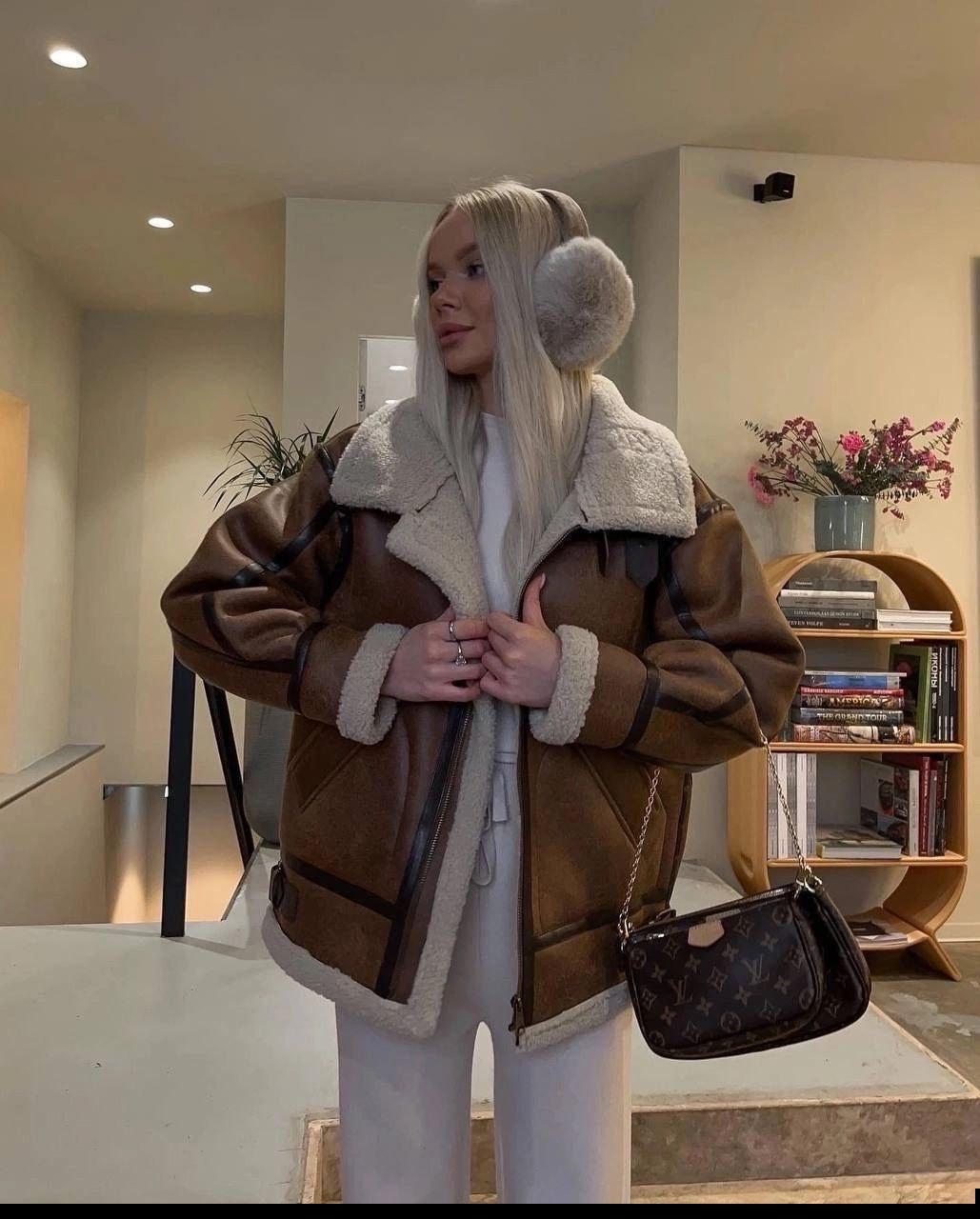 Жіноча дублянка в шоколадному кольорі з бежевим хутром, фото 1