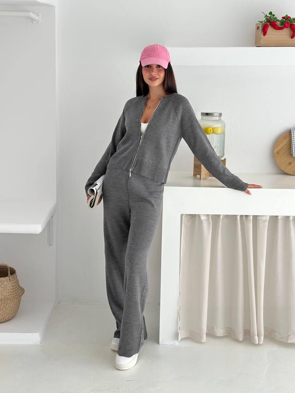 Жіночий в’язаний костюм-двійка відтінку графіт з напівакрилу: кофта на блискавці та штани прямого крою в р. 42/46, фото 1