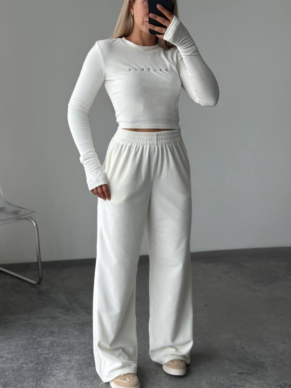 Молочний стильний жіночий повсякденний велюровий костюм 2-ка: Широкі Штани і вкорочений Топ з вишивкою, фото 1