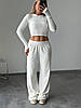 Молочний стильний жіночий повсякденний велюровий костюм 2-ка: Широкі Штани і вкорочений Топ з вишивкою, фото 2