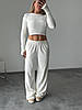 Молочний стильний жіночий повсякденний велюровий костюм 2-ка: Широкі Штани і вкорочений Топ з вишивкою, фото 4
