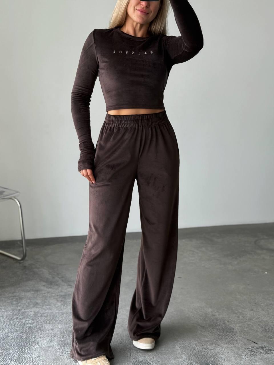 Коричневий стильний жіночий повсякденний велюровий костюм 2-ка: Широкі Штани і вкорочений Топ з вишивкою, фото 1