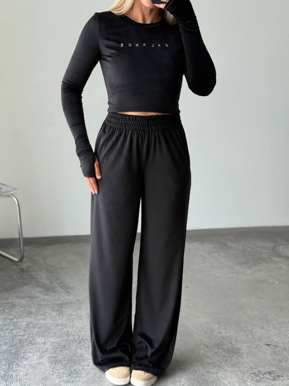 Чорний стильний жіночий повсякденний велюровий костюм 2-ка: Широкі Штани і вкорочений Топ з вишивкою, фото 1