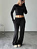 Чорний стильний жіночий повсякденний велюровий костюм 2-ка: Широкі Штани і вкорочений Топ з вишивкою, фото 2