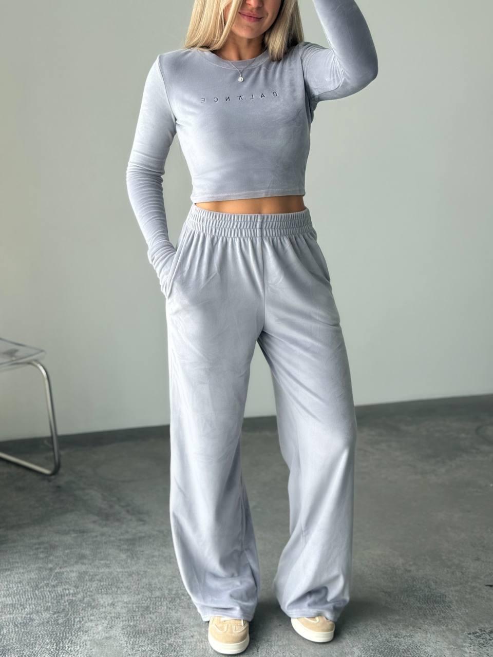 Графітовий стильний жіночий повсякденний велюровий костюм 2-ка: Широкі Штани і вкорочений Топ з вишивкою, фото 1