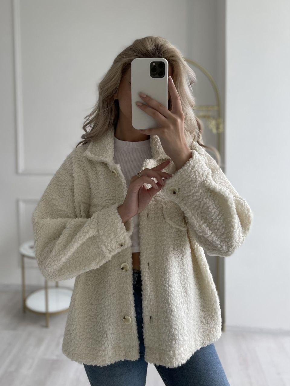 Тепла вкорочена затишна куртка-сорочка з м'якої овчини Тедді молочного відтінку, фото 1