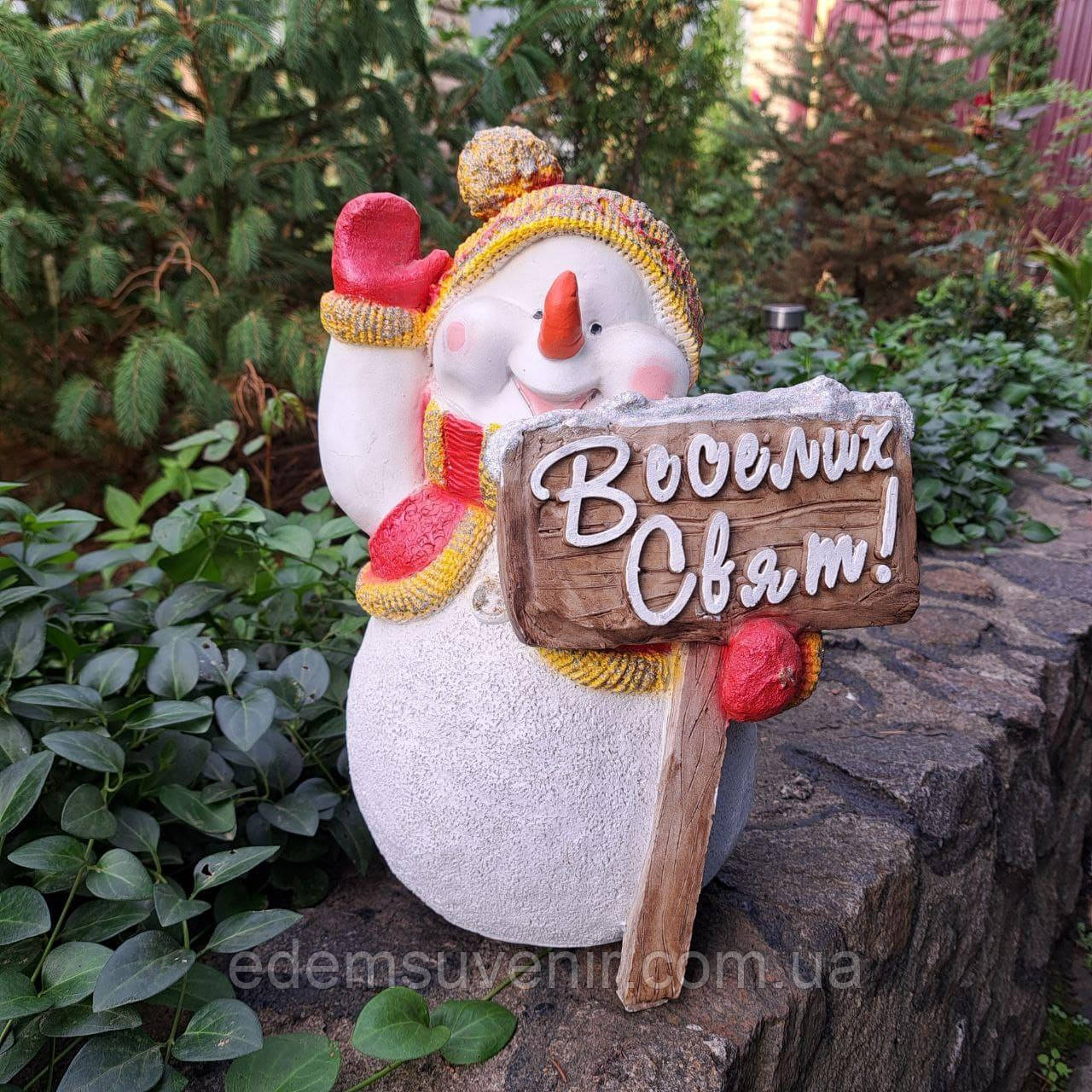 Новорічна садова фігура Сніговик у червоному з табличкою "Веселих свят!" (35×23×21 см), новорічний декор на вулицю