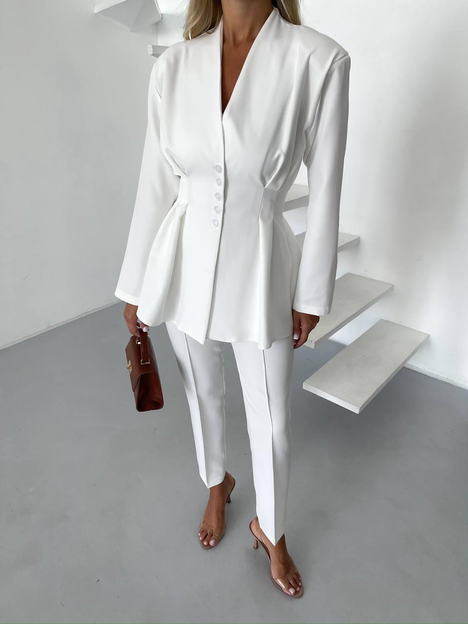 Молочний жіночий стильний класичний костюм брюки: звужені Штани і приталений Піджак з підплічниками, фото 1