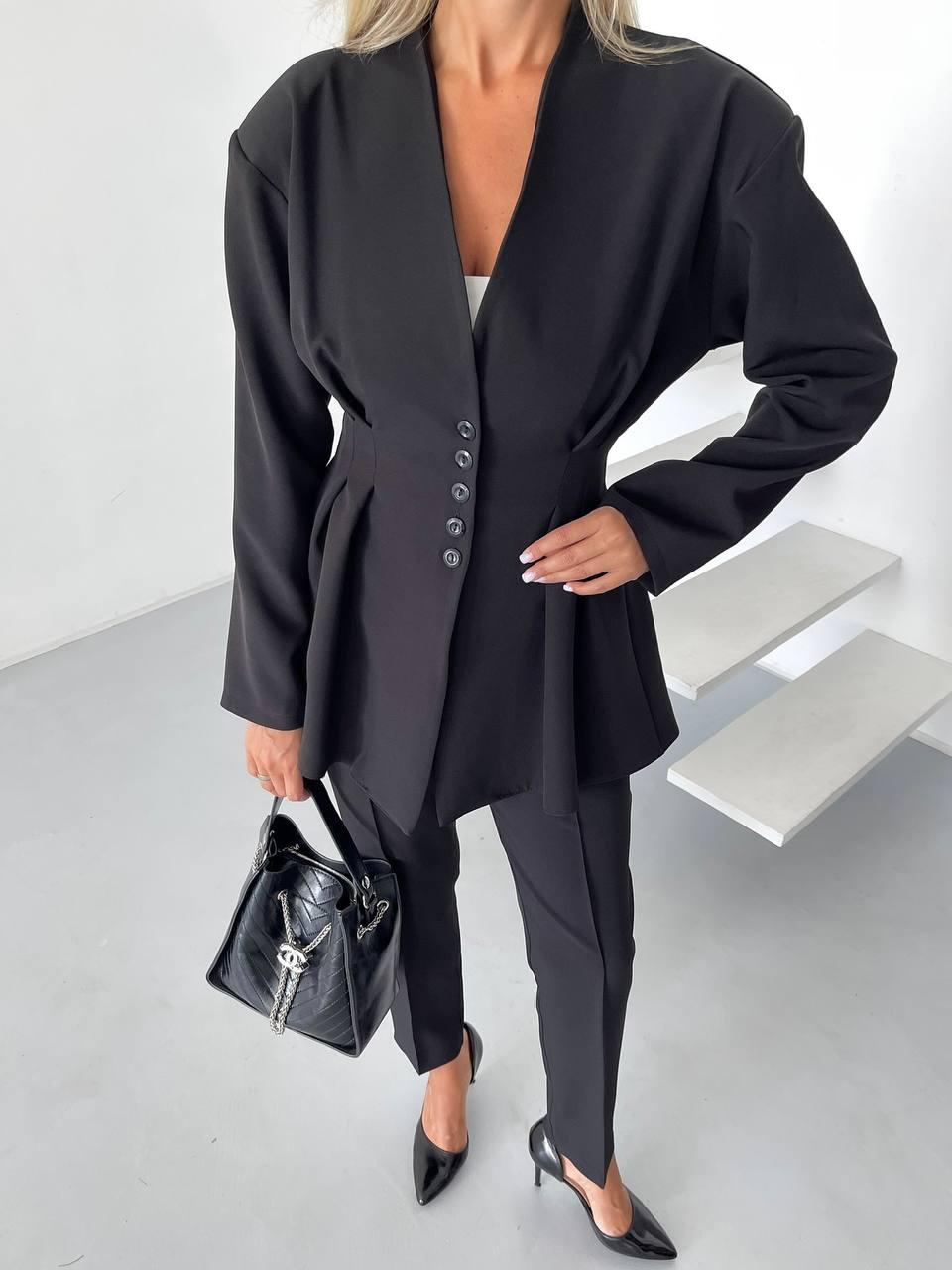 Чорний жіночий стильний класичний костюм брюки: звужені Штани і приталений Піджак з підплічниками, фото 1