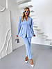 Блакитний жіночий стильний класичний костюм брюки: звужені Штани і приталений Піджак з підплічниками, фото 2