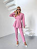 Рожевий жіночий стильний класичний костюм брюки: звужені Штани і приталений Піджак з підплічниками, фото 4