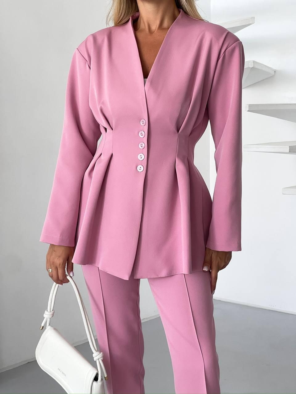 Рожевий жіночий стильний класичний костюм брюки: звужені Штани і приталений Піджак з підплічниками, фото 1